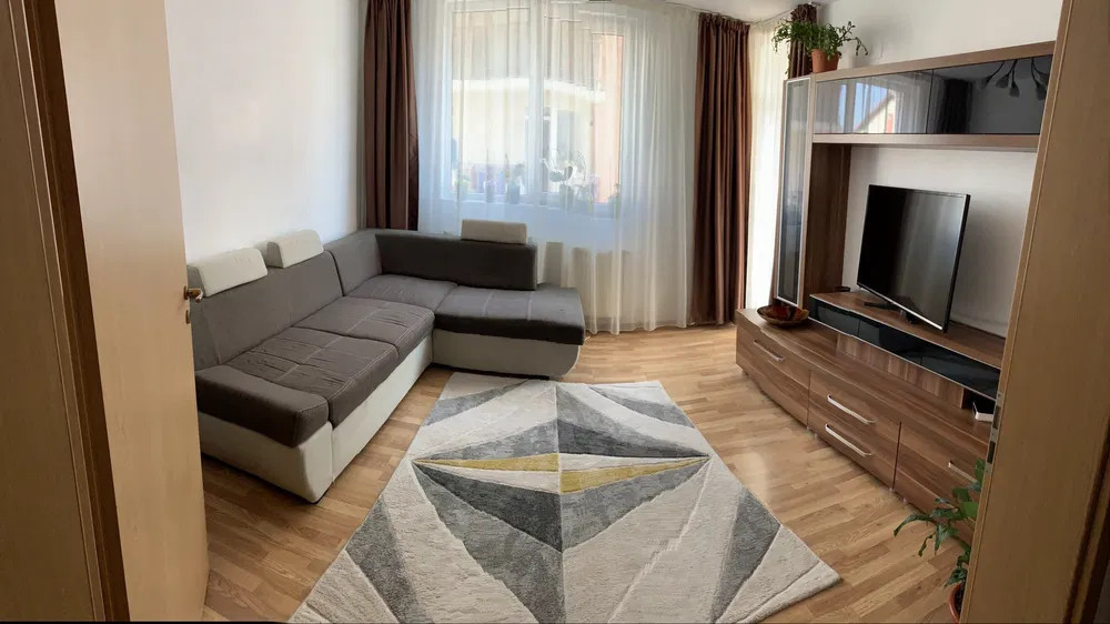 Apartament de 2 camere decomandate, etaj intermediar, strada Eroilor