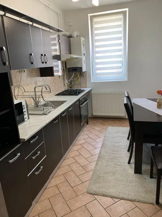 Apartament de 2 camere decomandate, etaj intermediar, strada Eroilor