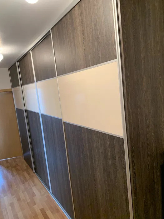 Apartament de 2 camere decomandate, etaj intermediar, strada Eroilor
