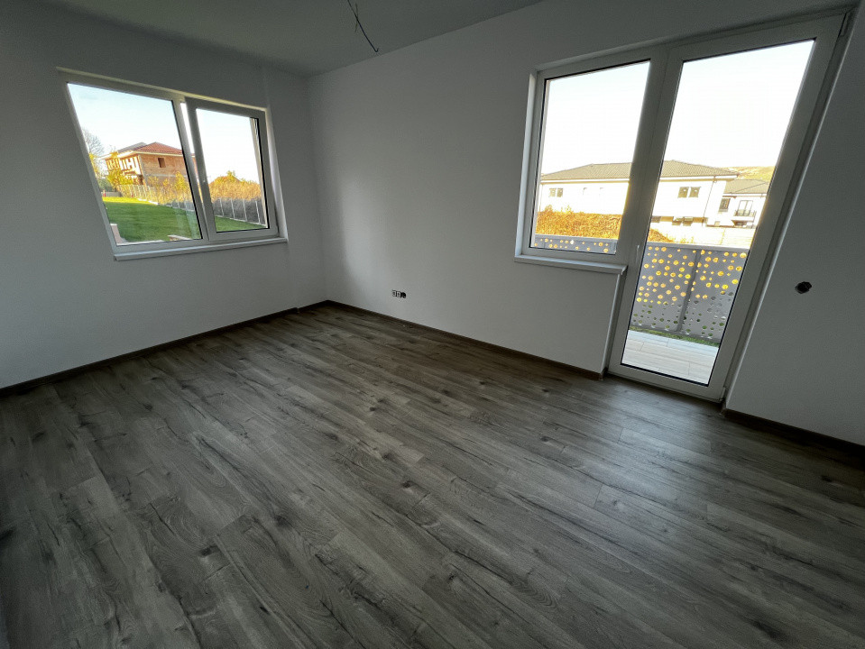Apartament de 2 camere, 49 mp, balcon, zona Teilor