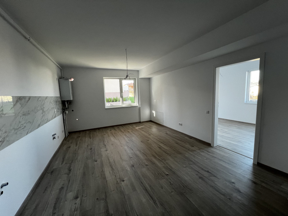 Apartament de 2 camere, 49 mp, balcon, zona Teilor