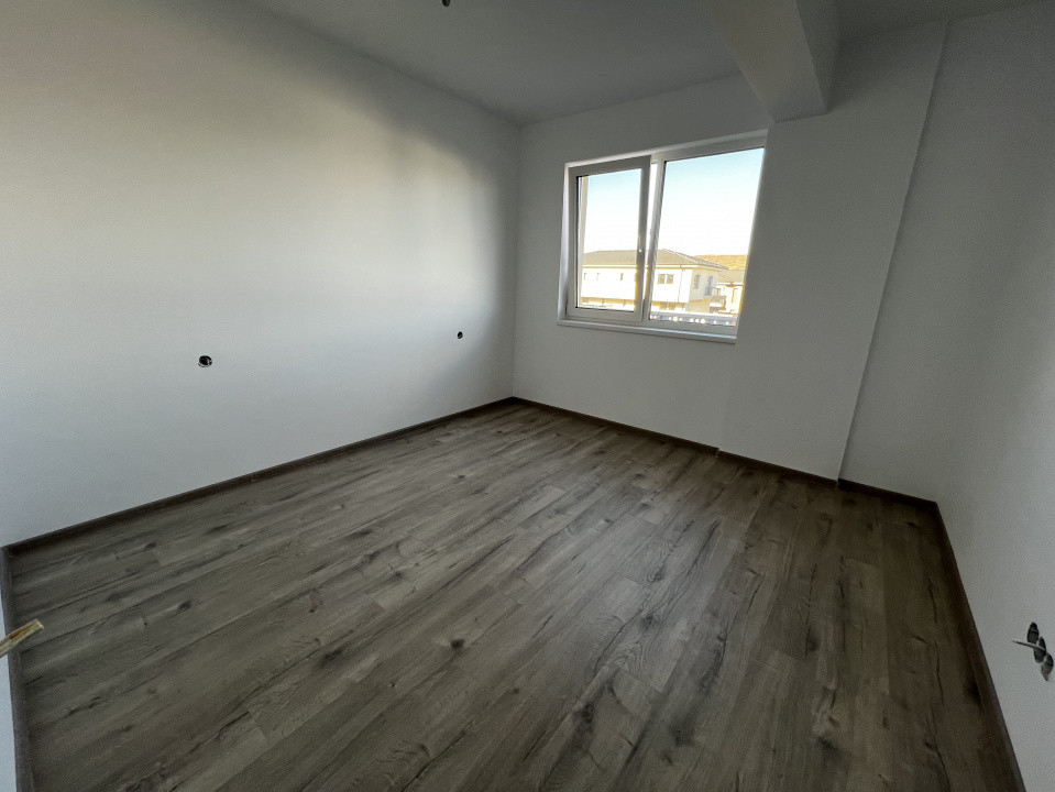 Apartament de 2 camere, 44 mp, balcon, zona Teilor