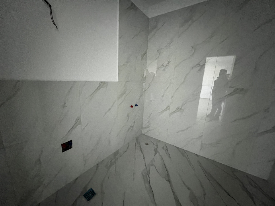 Apartament de 2 camere, 44 mp, balcon, zona Teilor