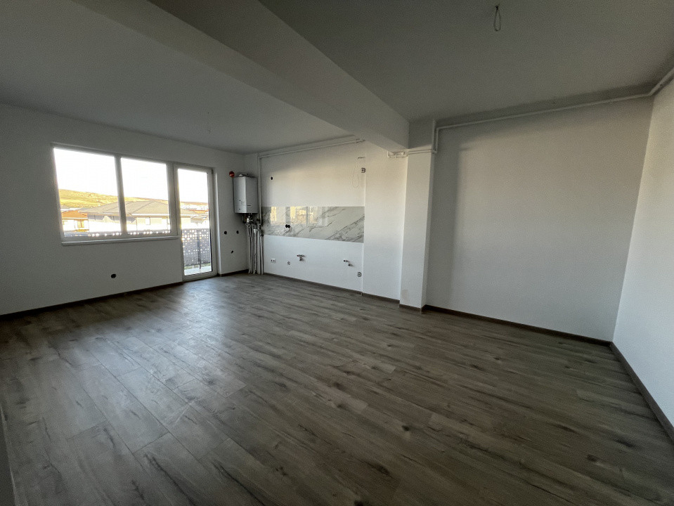 Apartament de 2 camere, 53 mp, balcon, zona Teilor