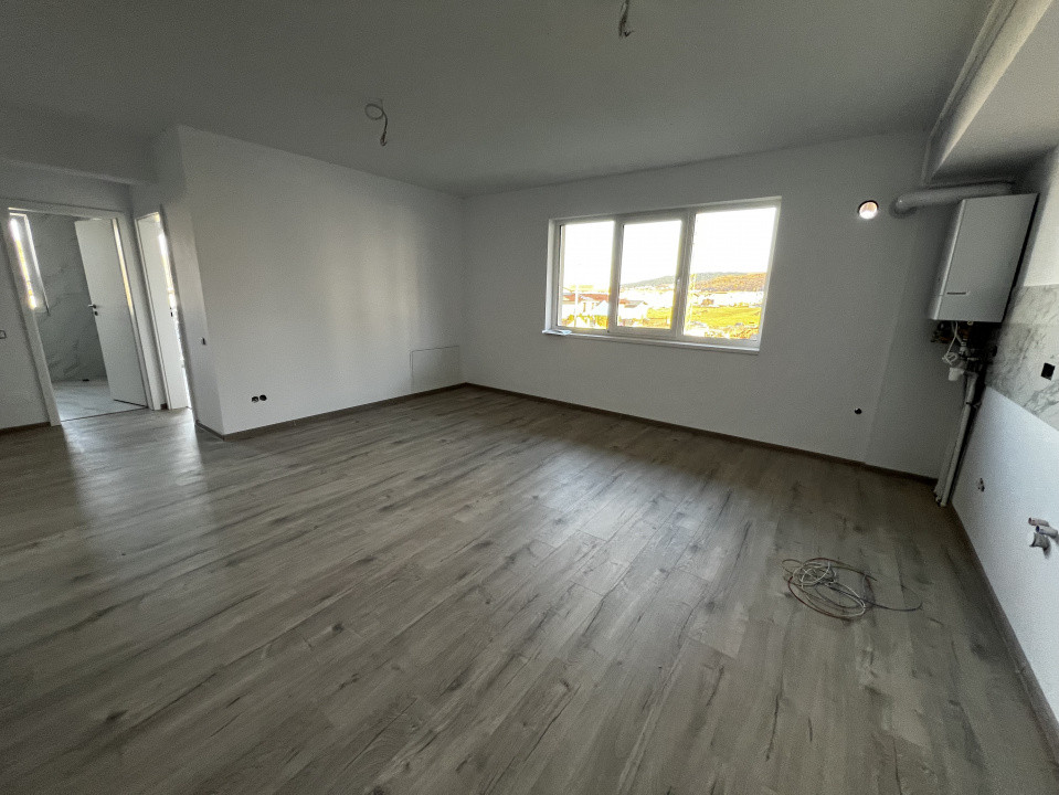 Apartament de 2 camere, 53 mp, balcon, zona Teilor