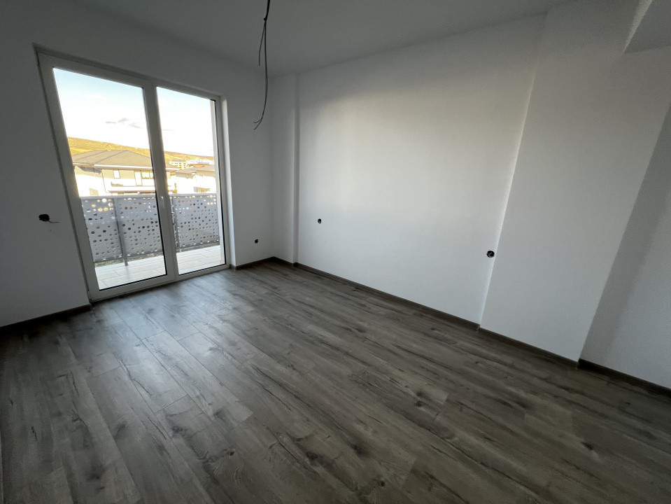 Apartament de 2 camere, 53 mp, balcon, zona Teilor