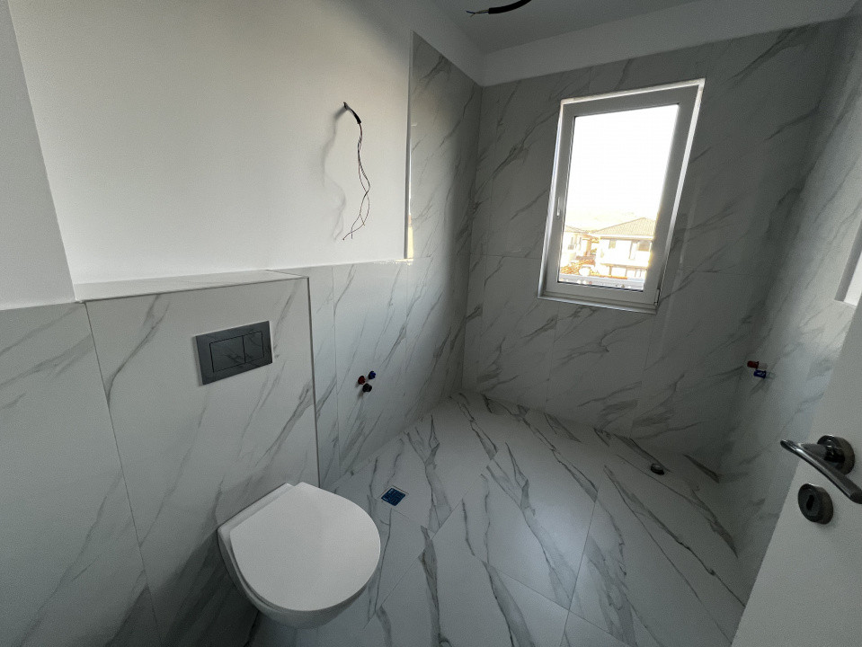 Apartament de 2 camere, 53 mp, balcon, zona Teilor