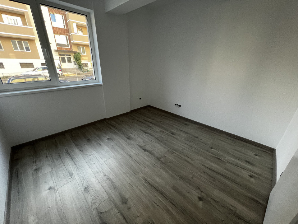 Apartament de 3 camere, 62 mp, balcon, zona Teilor