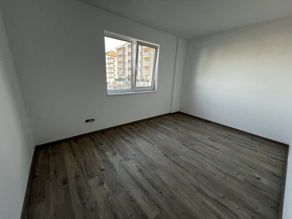 Apartament de 3 camere, 62 mp, balcon, zona Teilor