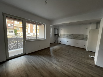 Apartament de 3 camere, 62 mp, balcon, zona Teilor