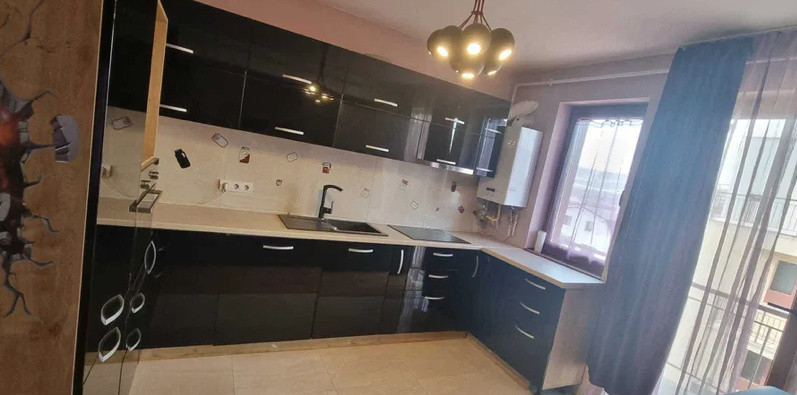 Apartament de 3 camere, 3 balcoane, 2 garaje, str. Sub Cetate