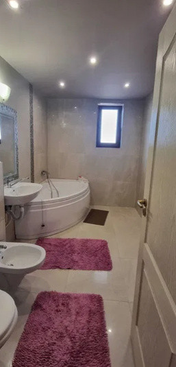 Apartament de 3 camere, 3 balcoane, 2 garaje, str. Sub Cetate