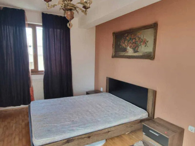Apartament de 3 camere, 3 balcoane, 2 garaje, str. Sub Cetate