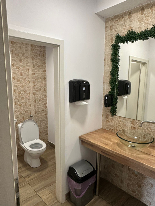 Spatiu comercial, 400 mp, parcare, Zona Petrom 