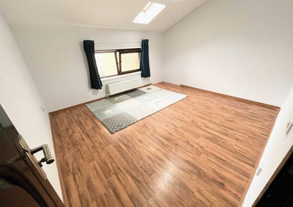 Apartament de 3 camere, 56 mp, parcare, zona Teilor