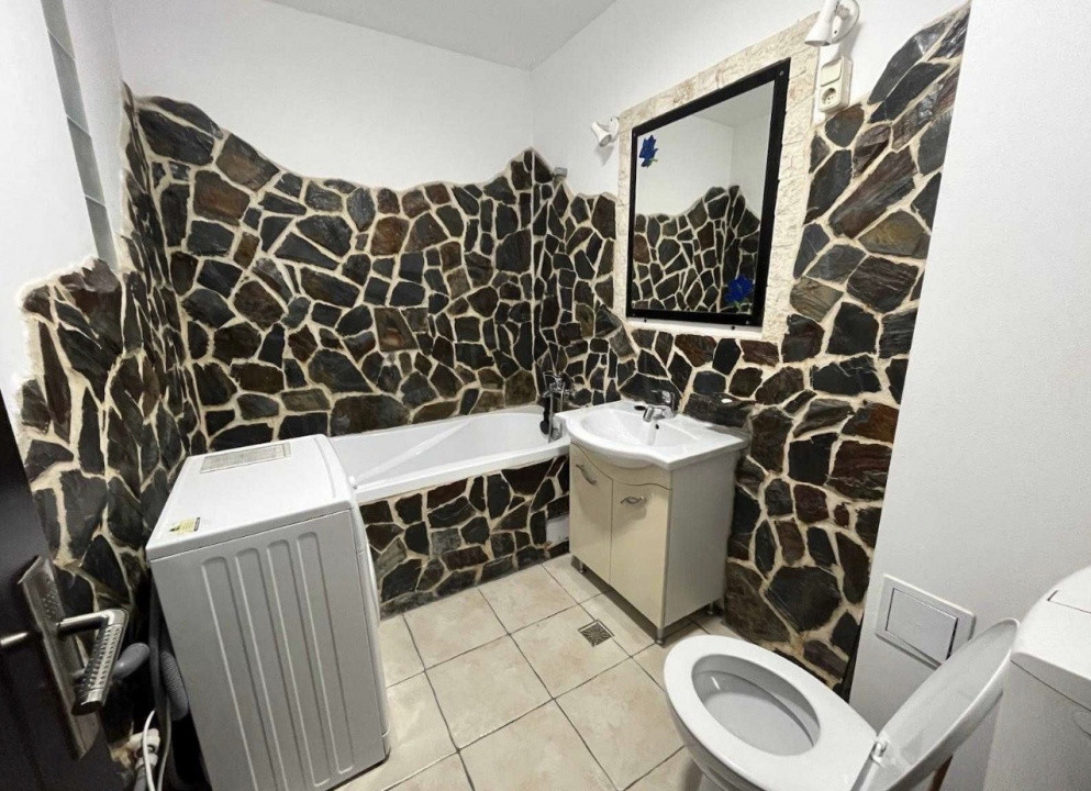 Apartament de 3 camere, 56 mp, parcare, zona Teilor