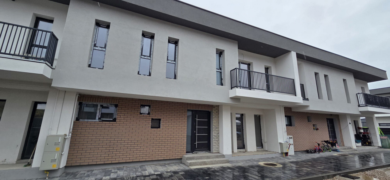 Casa de 4 camere, 108 mp utili, 40 mp curte, doua parcari, Zona Urusagului