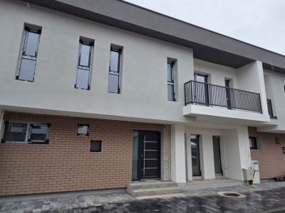 Casa de 4 camere, 108 mp utili, 40 mp curte, doua parcari, Zona Urusagului