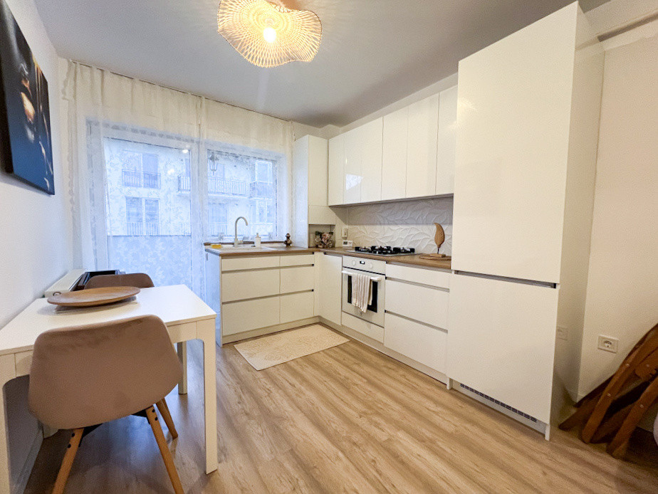 Apartament cochet de 2 camere, loc de parcare, strada 