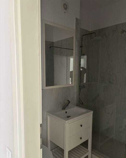 Apartament de 2 camere, finisat, 49 mp, parcare, zona Vivo