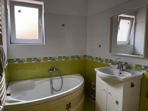 Apartament de 3 camere, 53 mp, zona verde, str Salcamului