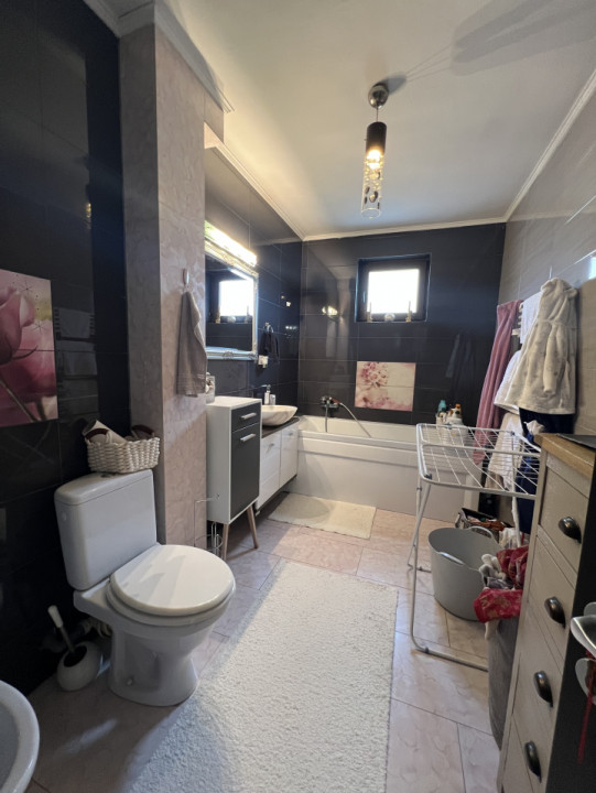 Apartament de 2 camere, 57 mp, boxa, parcare, str Sub Cetate