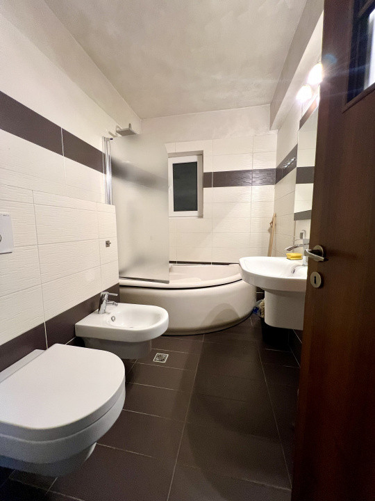 Apartament cochet de 3 camere, 61 mp, parcare, str Florilor