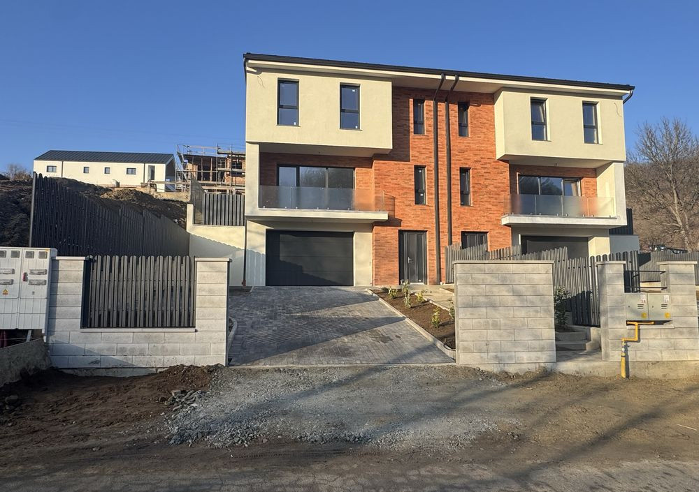 Duplex de 4 camere, 190 mp, garaj,  Tauti