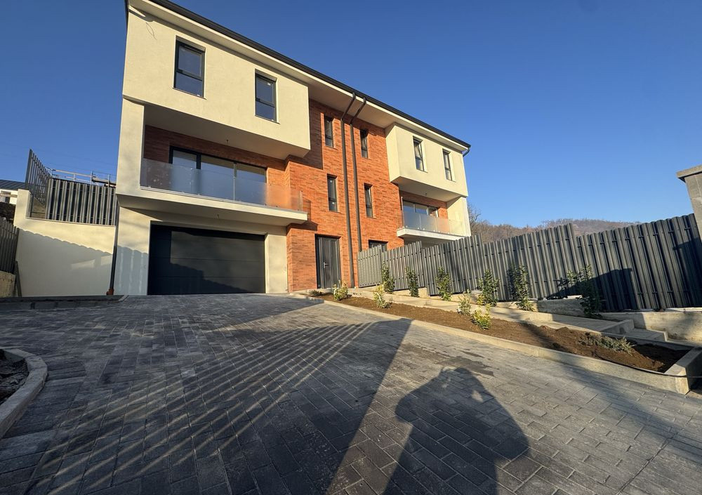 Duplex de 4 camere, 190 mp, garaj,  Tauti