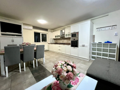 Apartament cochet de 3 camere, 61 mp, parcare, str Florilor