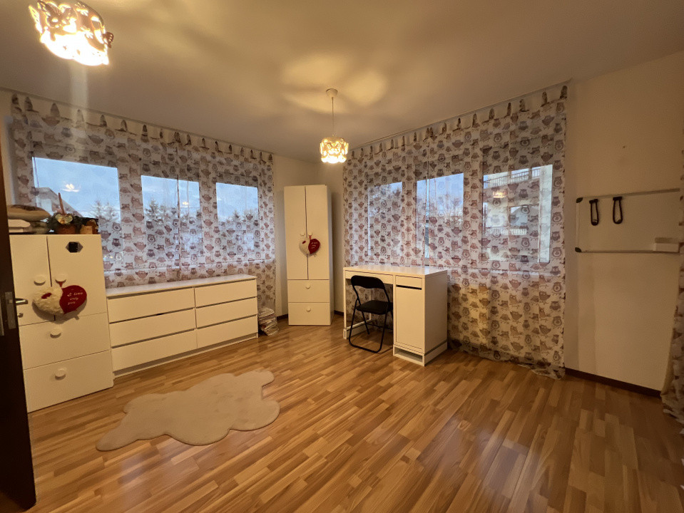 Apartament de 3 camere, 61 mp, parcare, zona Poco Loco-Sub Cetate