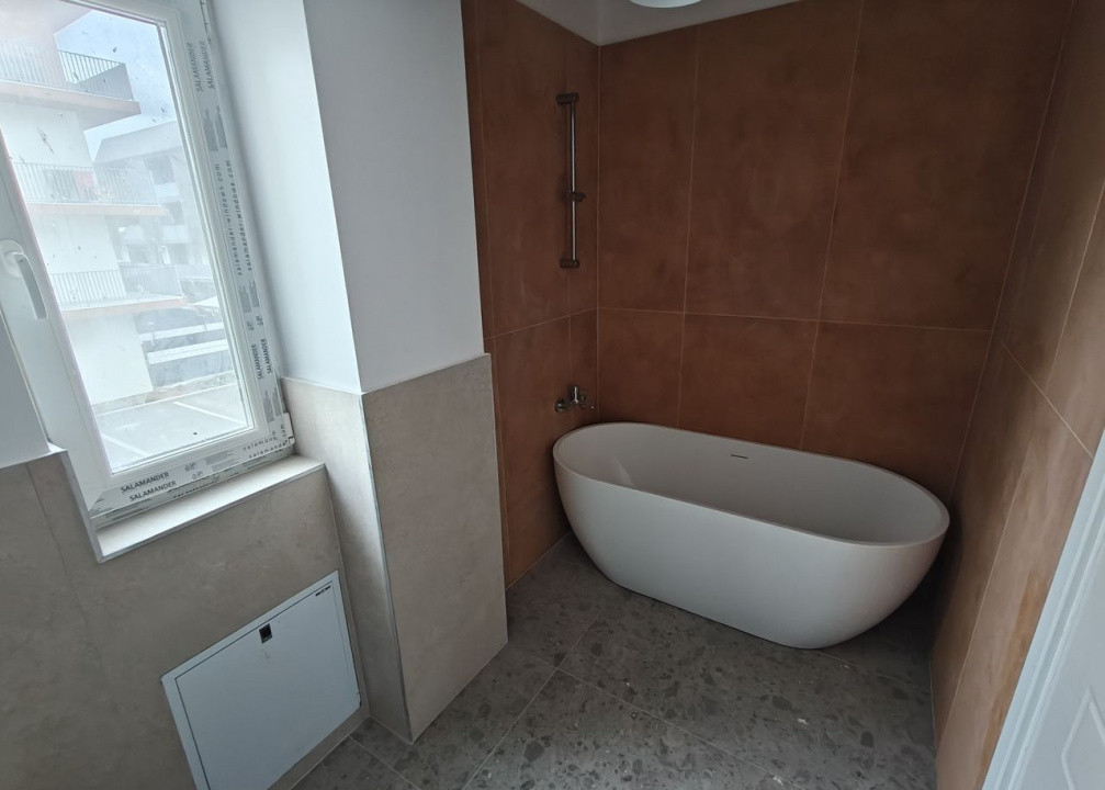 Apartament de 3 camere, 67 mp, 2 bai, parcare, zona Cetatii
