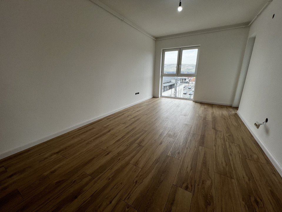 Apartament de 3 camere, 80 mp, 2 bai, parcare, zona Vivo