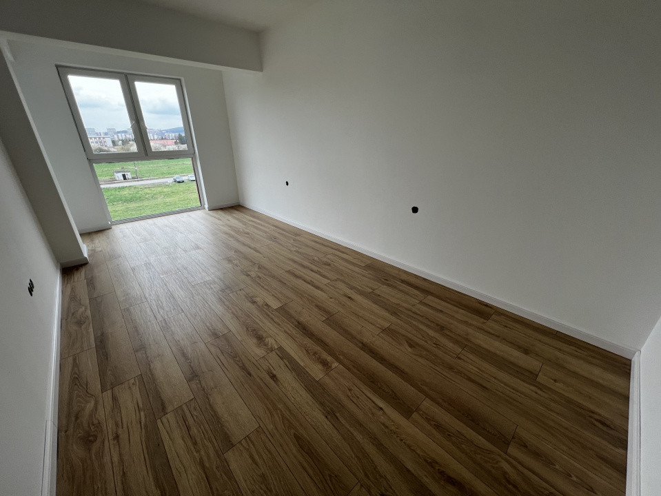 Apartament de 3 camere, 80 mp, 2 bai, parcare, zona Vivo