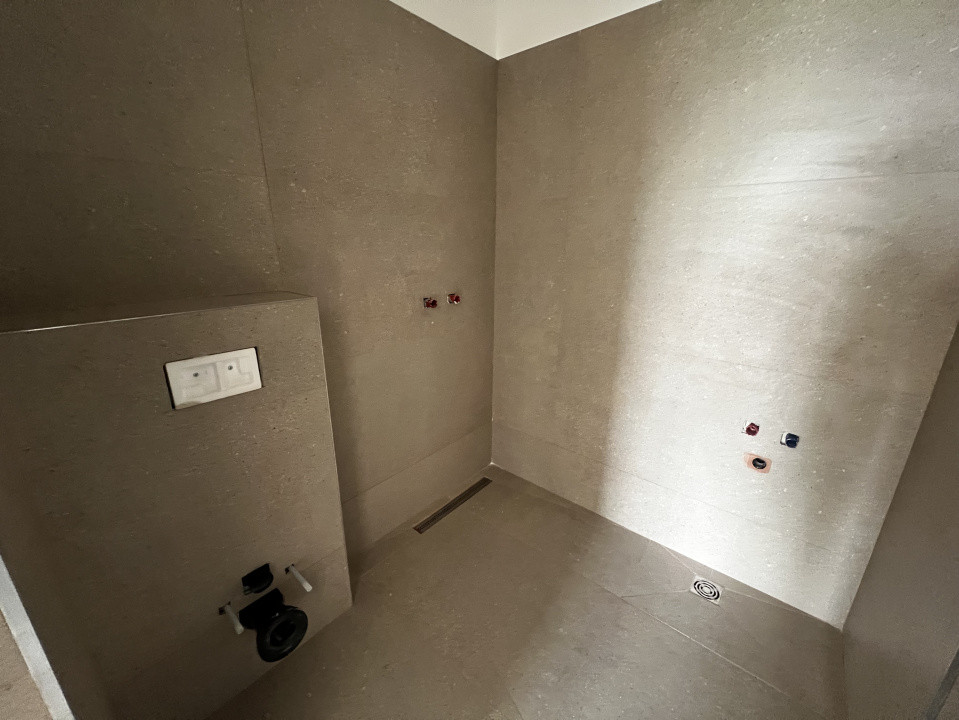 Apartament de 3 camere, 80 mp, 2 bai, parcare, zona Vivo