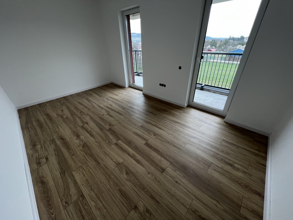 Apartament de 3 camere, 80 mp, 2 bai, parcare, zona Vivo