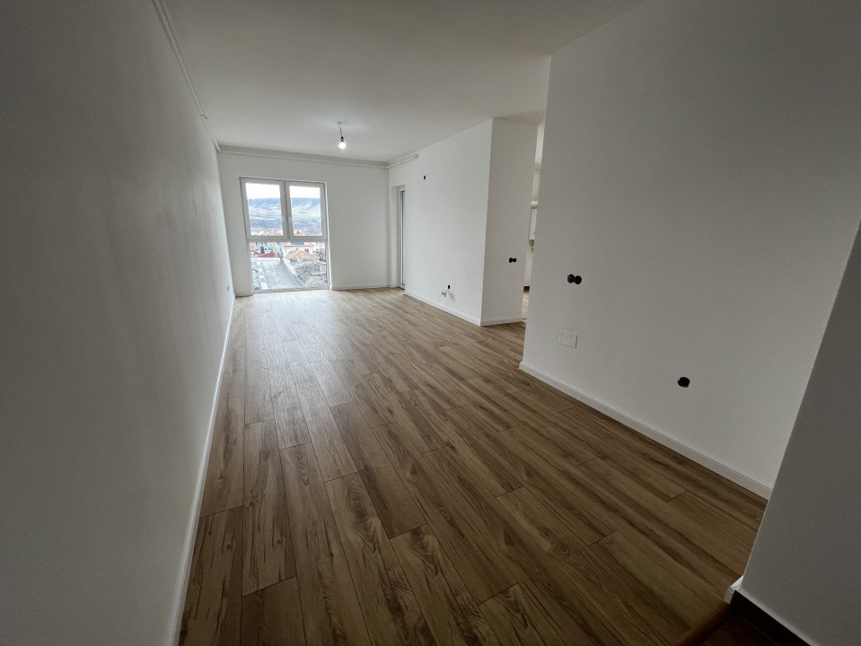 Apartament de 3 camere, 80 mp, 2 bai, parcare, zona Vivo