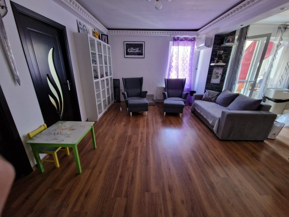 Apartament de 3 camere, 64 mp, parcare, str Sesul de sus