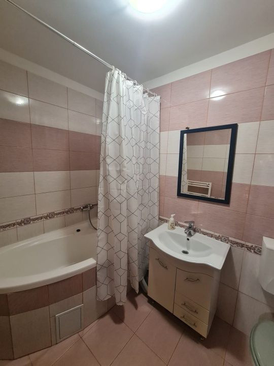 Apartament de 3 camere, 64 mp, parcare, str Sesul de sus