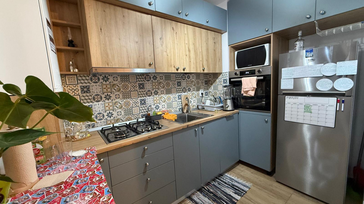 Penthouse de 3 camere, 2 bai, terasa cu view, 2 parcari, zona Metro