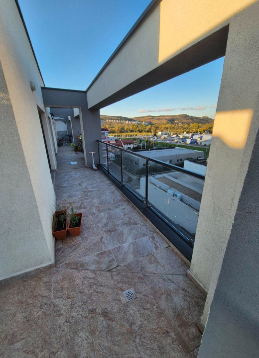 Penthouse de 3 camere, 2 bai, terasa cu view, 2 parcari, zona Metro