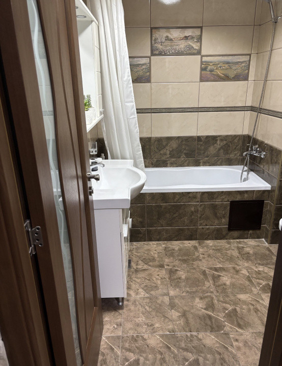 Apartament de 3 camere, 71 mp, 2 bai, garaj, zona Teilor