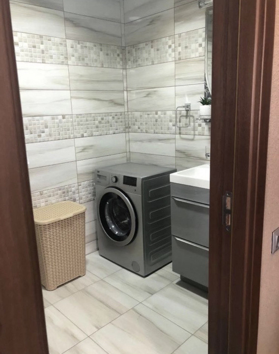 Apartament de 3 camere, 71 mp, 2 bai, garaj, zona Teilor