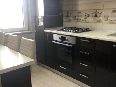 Apartament de 3 camere, 71 mp, 2 bai, garaj, zona Teilor