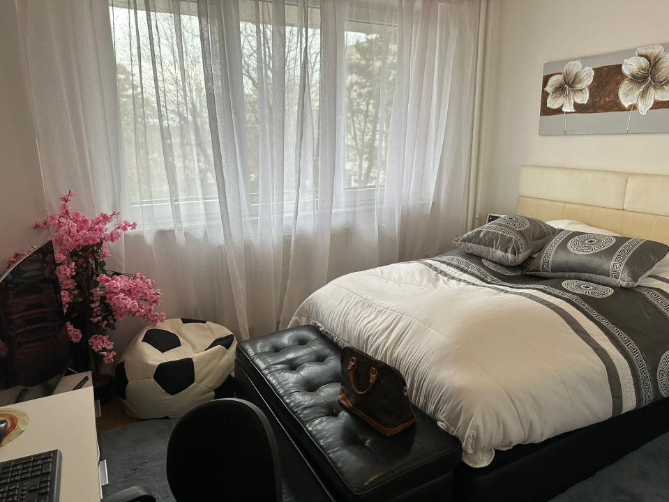 Apartament cu 2 camere la etaj intermediar, zona Mercur