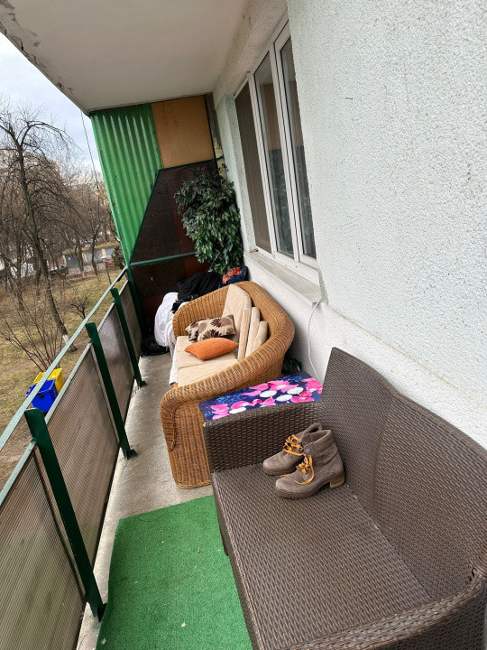 Apartament cu 2 camere la etaj intermediar, zona Mercur