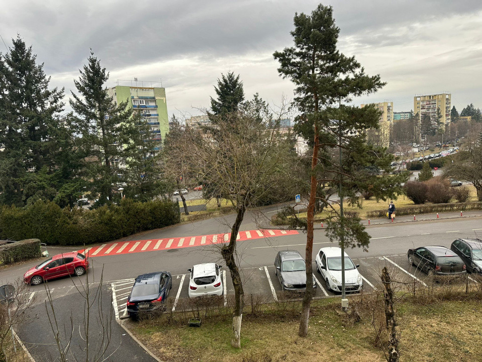 Apartament cu 2 camere la etaj intermediar, zona Mercur