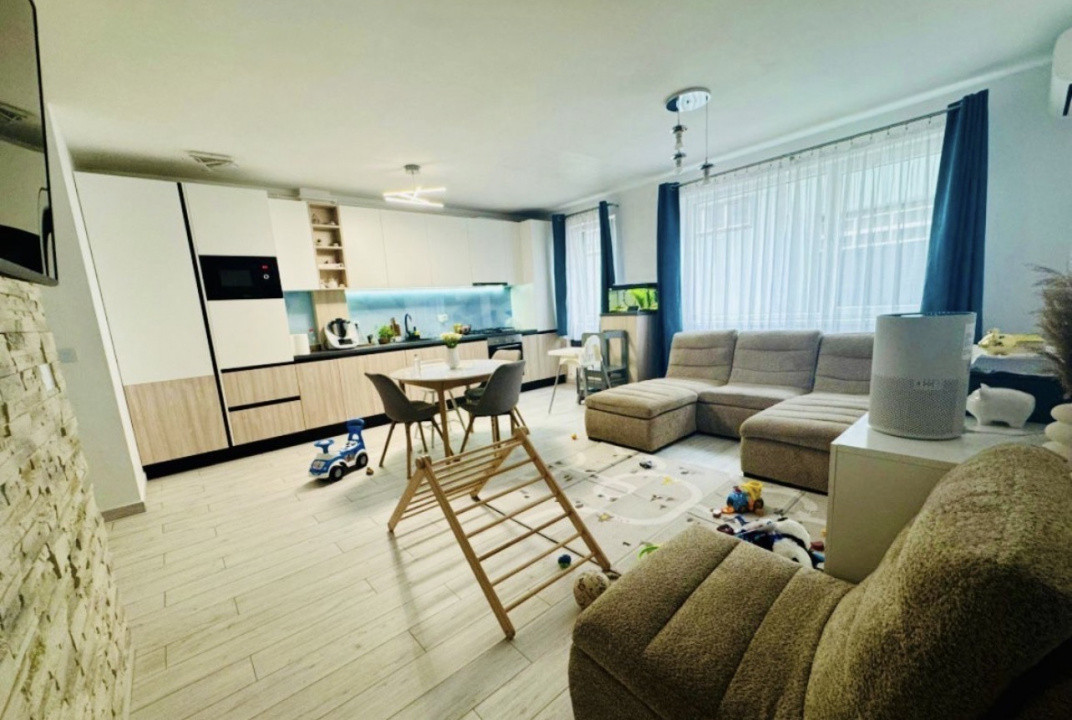 Apartament de 3 camere, 70 mp, parcare, zona Vivo