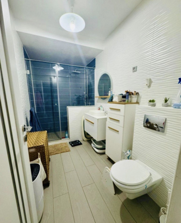 Apartament de 3 camere, 70 mp, parcare, zona Vivo