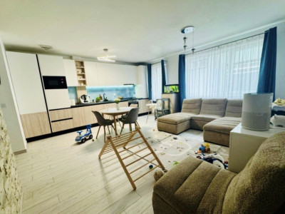Apartament de 3 camere, 70 mp, parcare, zona Vivo